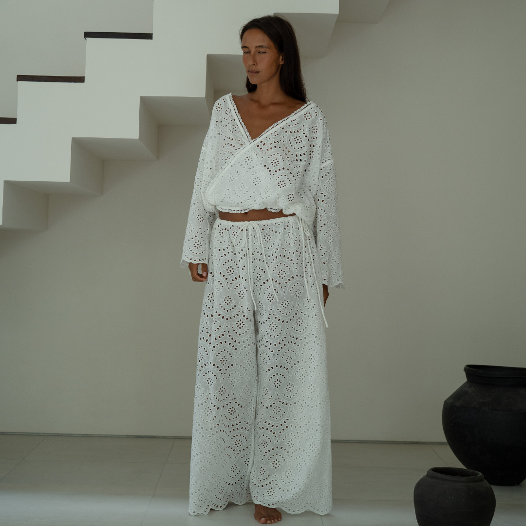 LUNA - WHITE Broderie Blouse