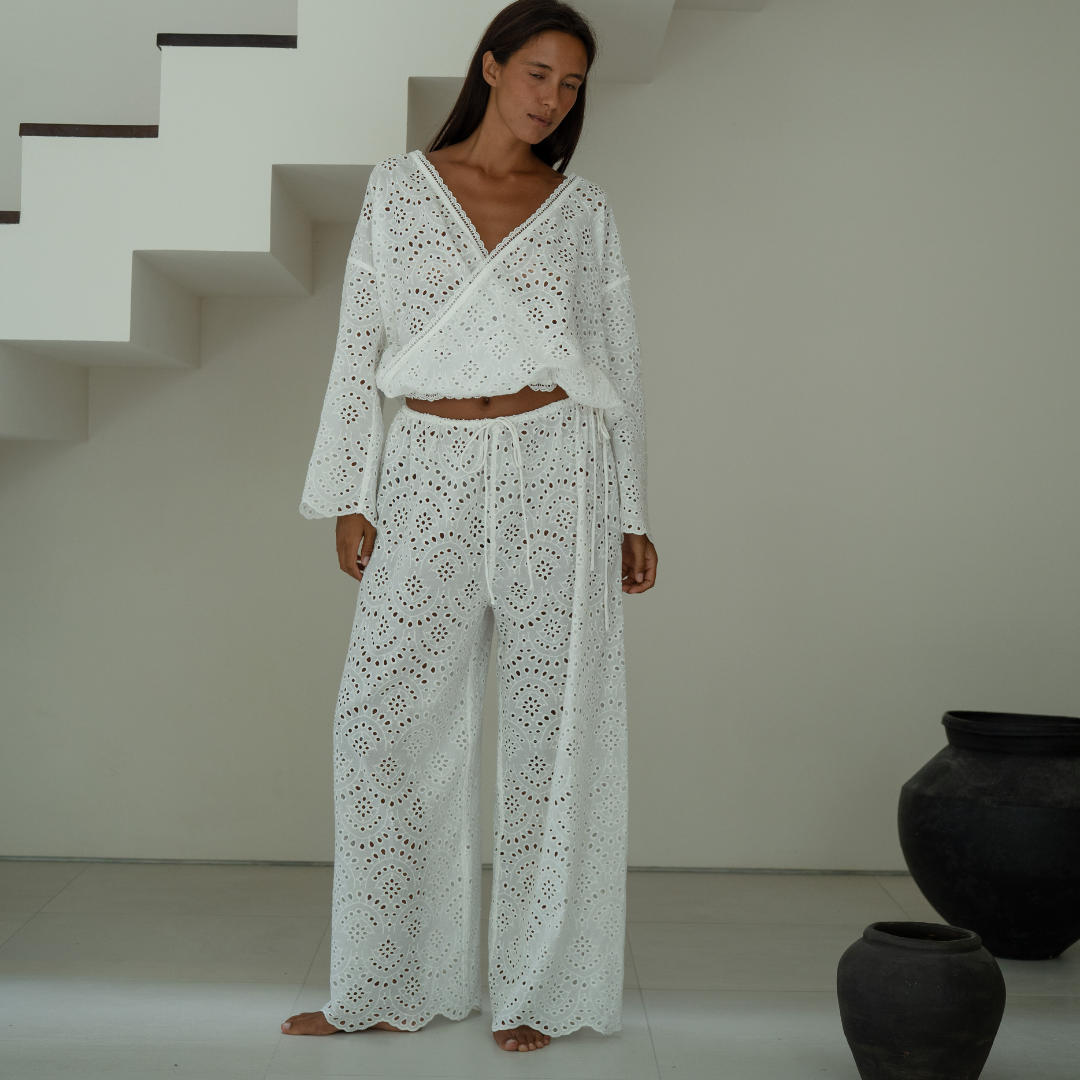 LUNA - WHITE Broderie Blouse