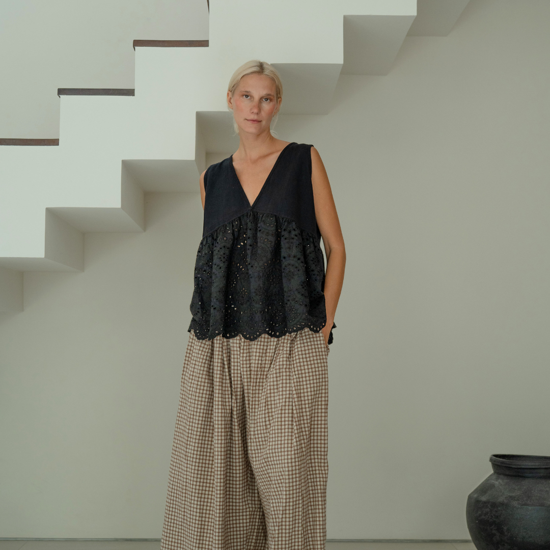 VALERIE - BLACK Broderie &amp; Ramie Top