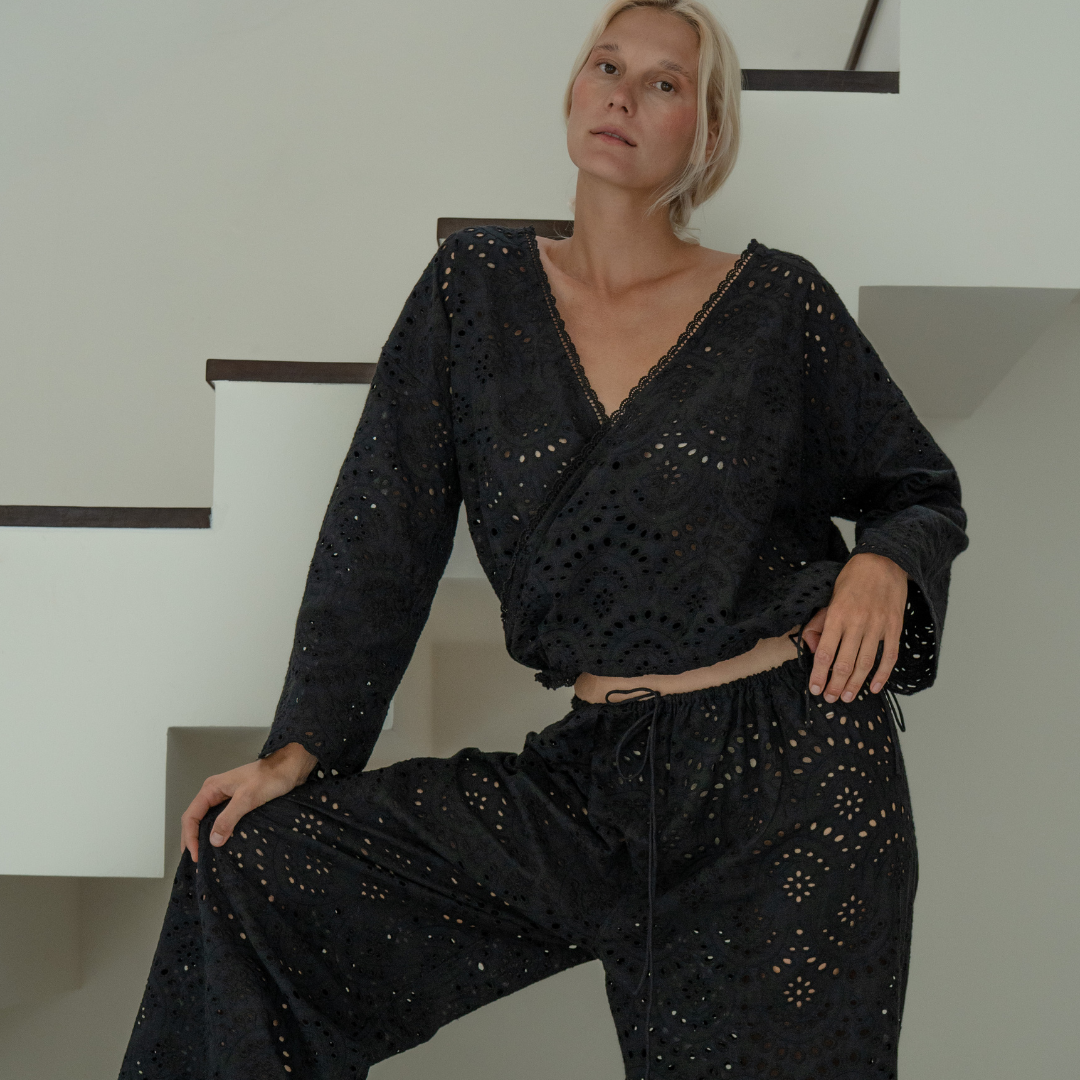 LUNA - BLACK Broderie Blouse