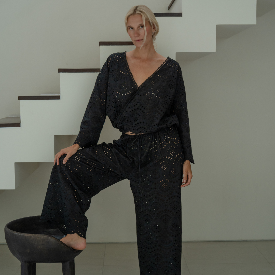 LUNA - BLACK Broderie Blouse