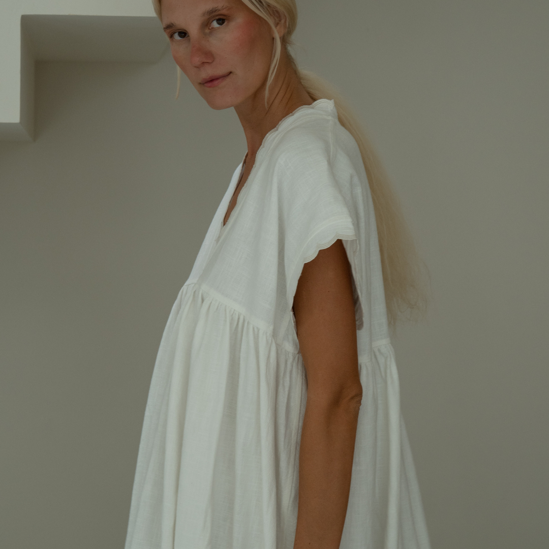 ONNI MIDI - WHITE Scalloped Ramie Dress
