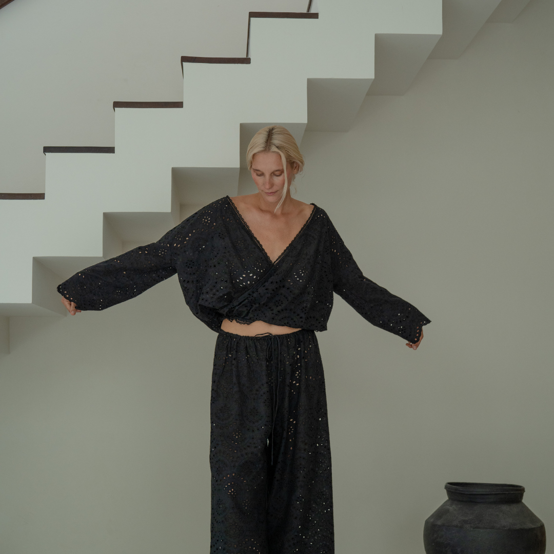 LUNA - BLACK Broderie Blouse