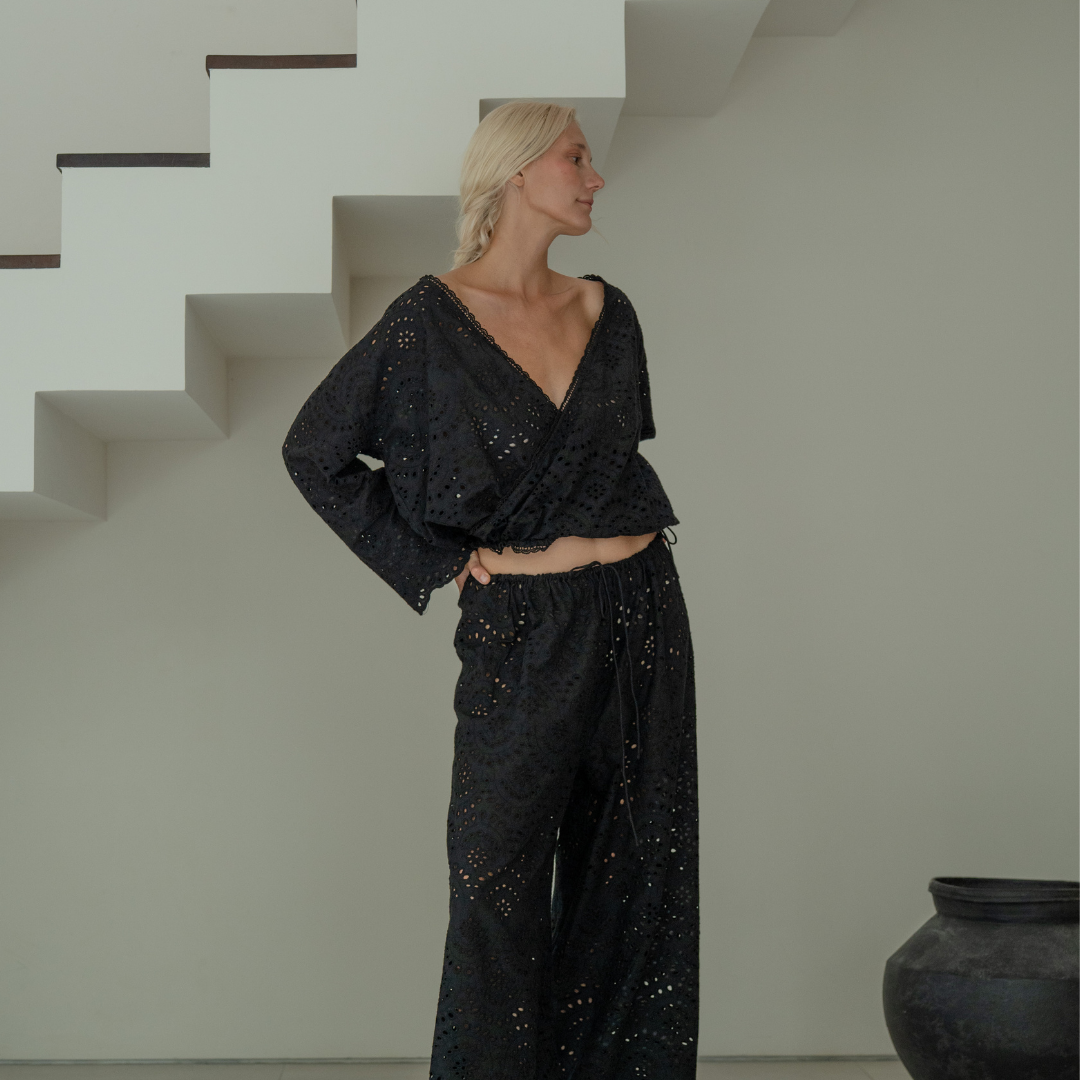 LUNA - BLACK Broderie Blouse